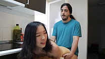 Chinese beauty fell in love with a big cock while studying abroad, and was fucked wildly in the kitchen by a foreign friend while her boyfriend was not there.