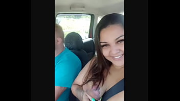 Mary cadelona wife showing off in the car through the streets of São Paulo showing her tits on the sidewalk in broad daylight in the capital of São Paulo, husband close